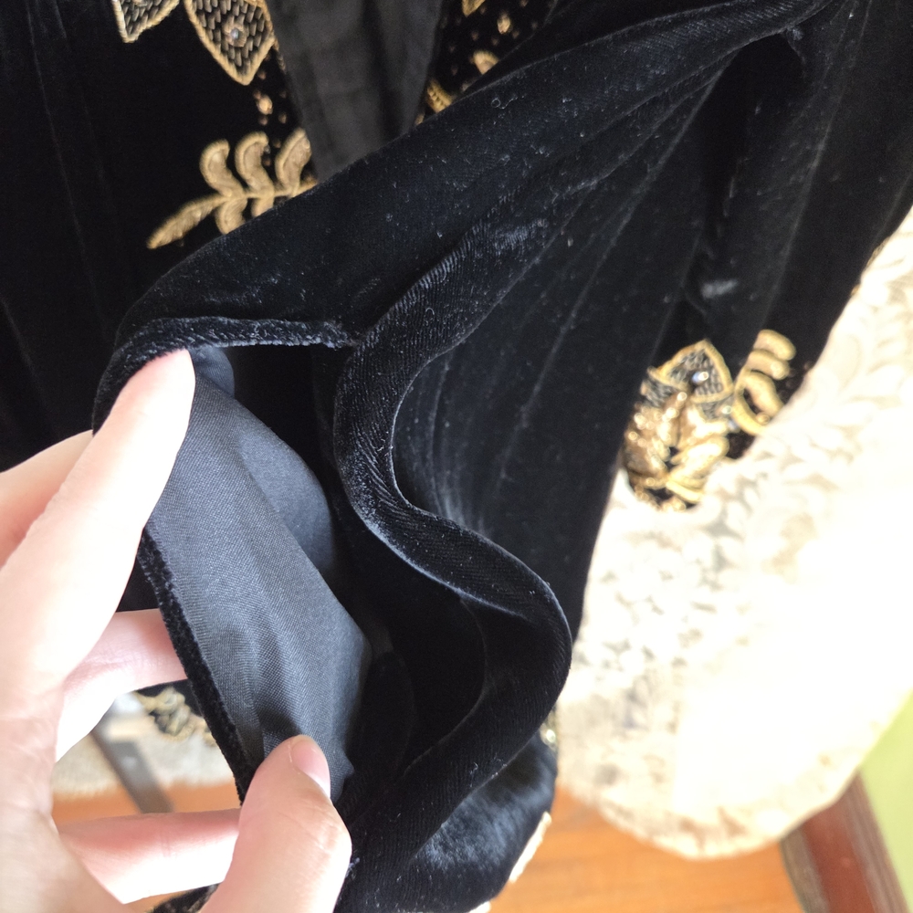 Vintage 40s Black 100% Silk Velvet Coat/kaftan with Gold Embroidery - Picture 6 of 8